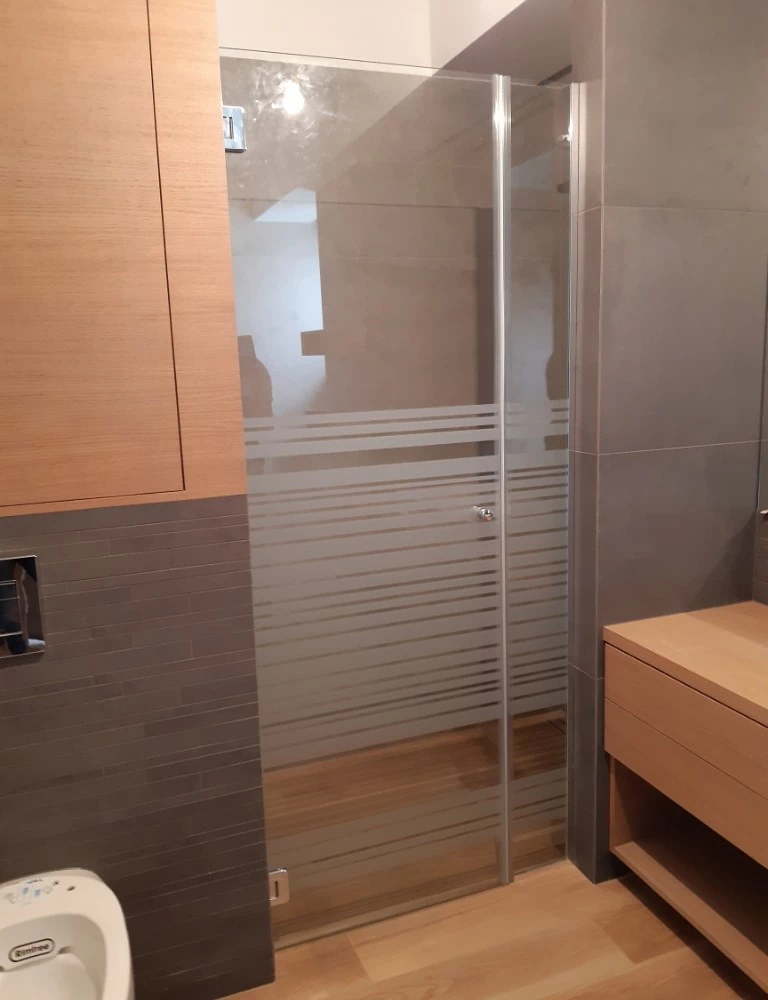 kabina prysznicowa ze szklanymi drzwiami